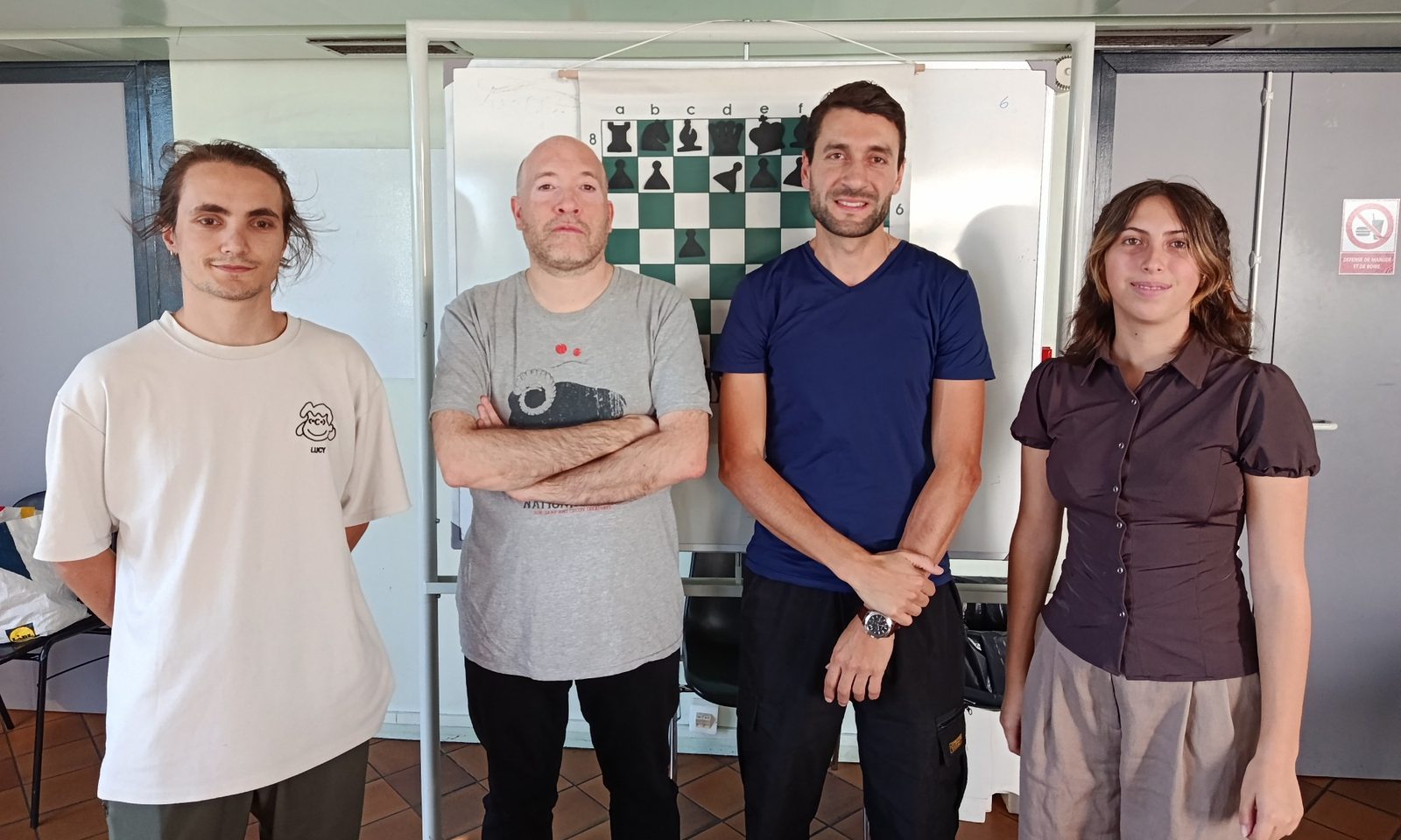 L'équipe pédagogique devant l'échiquier mural : Simon, Arnaud Lemerle, Bilel Jabloun et Mélisande