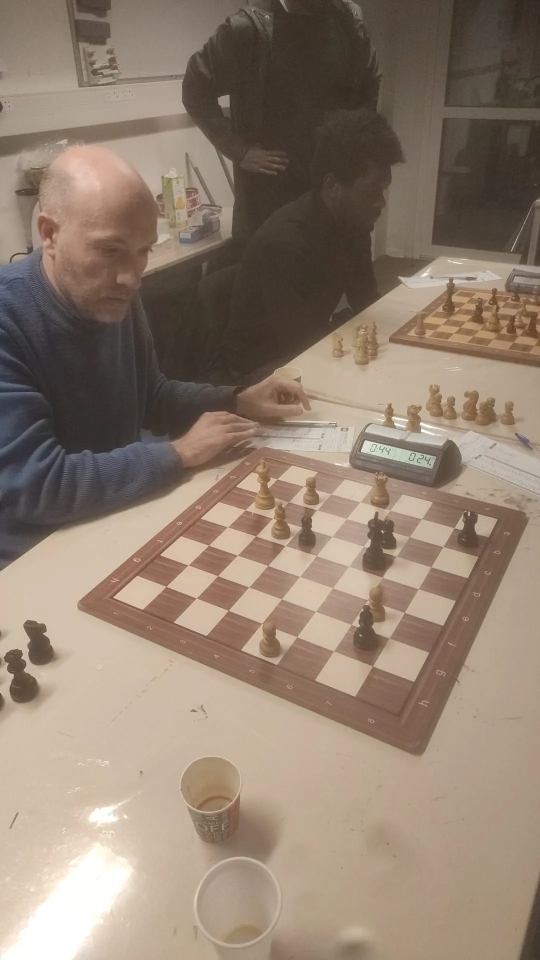 Joueur concentré devant l'échiquier