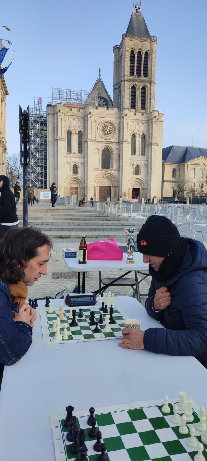 Joueurs d'échecs concentrés devant la Basilique de Saint-Denis