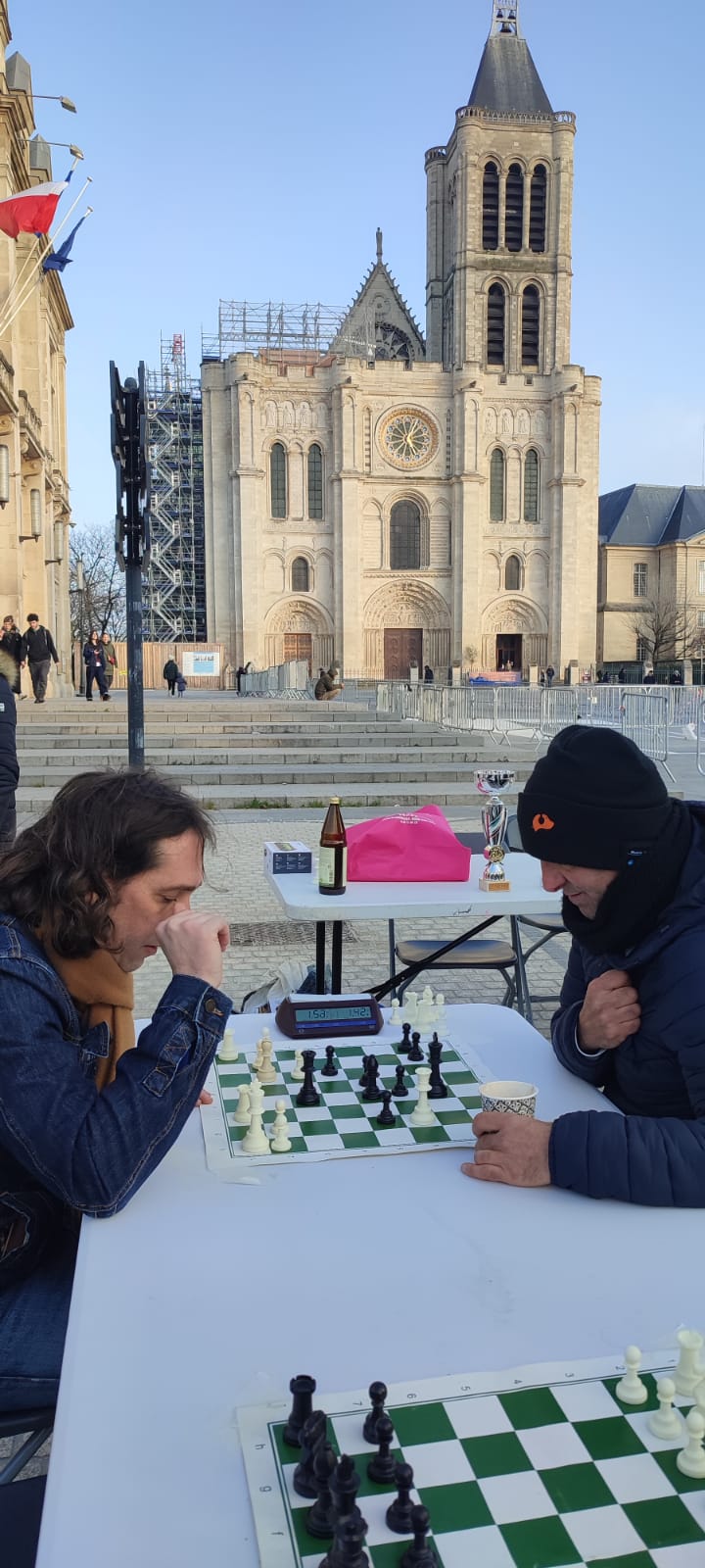 Partie d'échecs sur le parvis de la Basilique de Saint-Denis