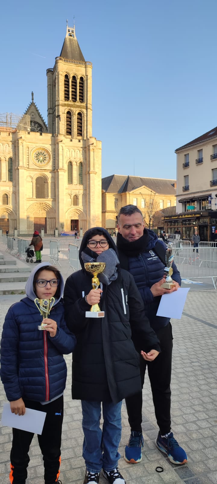 Jeunes joueurs avec leurs trophées devant la Basilique de Saint-Denis