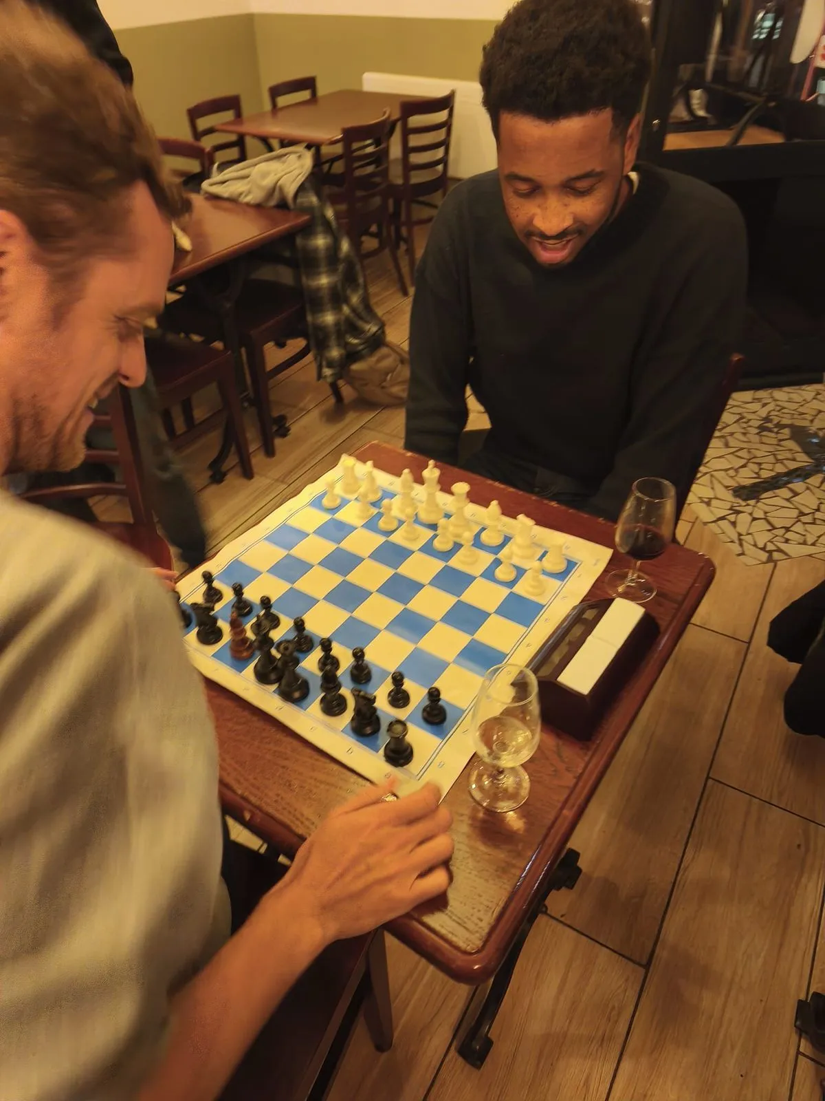 Partie d'échecs conviviale au club