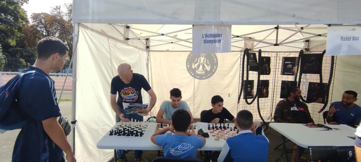 Stand de L'Échiquier Dionysien lors d'un événement en plein air