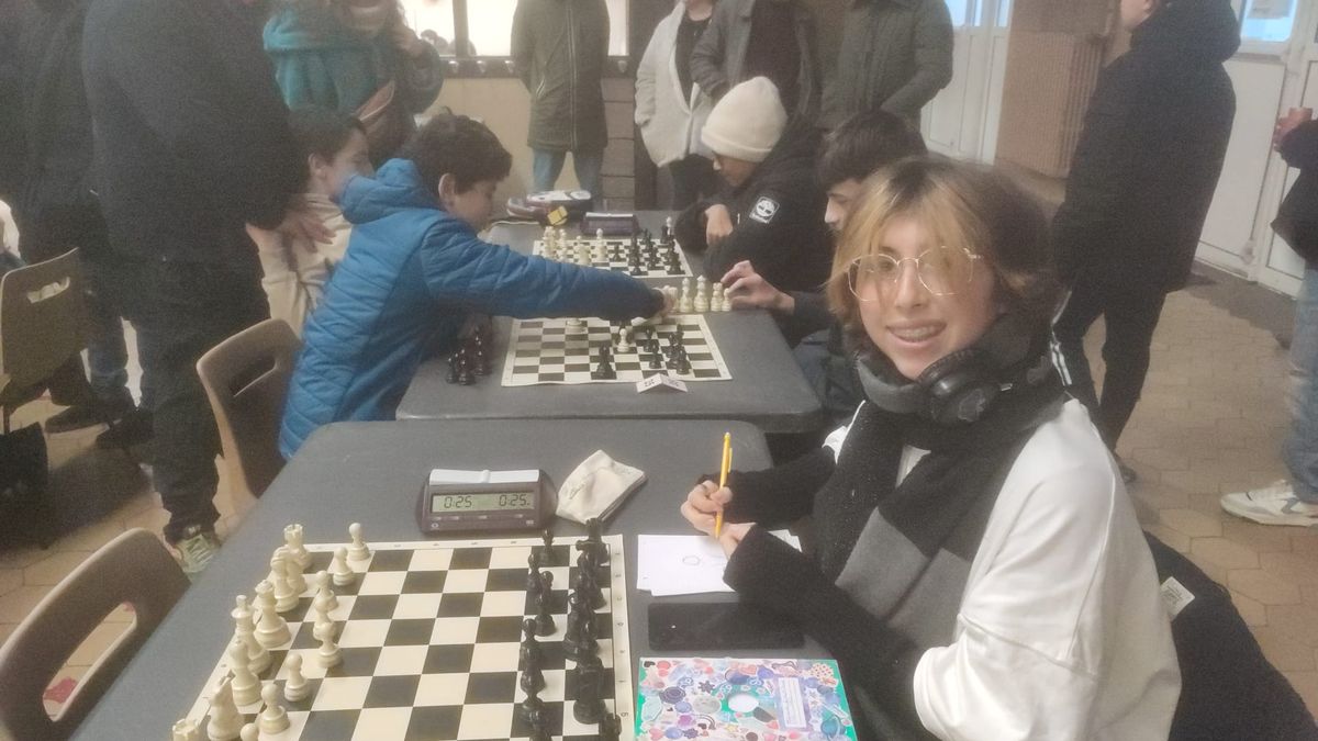 Jeunes joueurs en tournoi d'échecs